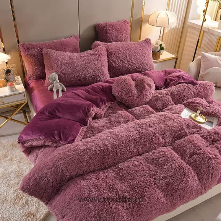 Set de Linge de Lit en Polaire Fluffy 5 Pièces | Inclus Coussin en Forme de Cœur Gratuit !