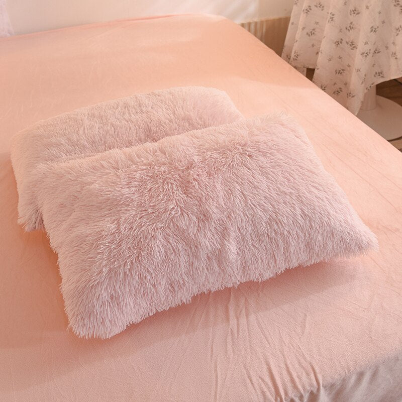 Set de Linge de Lit en Polaire Fluffy 5 Pièces | Inclus Coussin en Forme de Cœur Gratuit !